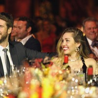 Liam Hemsworth dan Miley Cyrus secara perdana muncul di hadapan publik sebagai sepasang suami-istri. Pengantin baru ini menghadiri 16th Annual G’Day USA Gala di Los Angeles, California, Amerika Serikat (AS), Sabtu (26/1/2019). (Foto: Getty Images)