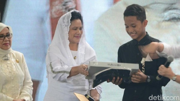 Di Banyuwangi, Iriana Jokowi Bagi-bagi Laptop dan Jam Tangan