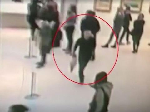 Rekaman CCTV menunjukkan pelaku dengan tenang menenteng lukisan yang dicurinya di tengah para pengunjung galeri