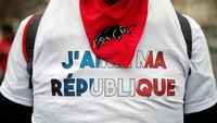 Aksi gerakan syal merah tercatat diikuti massa yang jumlahnya dua kali lipat lebih banyak dari aksi kelompok rompi kuning yang digelar di Paris pada Sabtu (26/1) lalu. Unjuk rasa rompi kuning selalu digelar setiap akhir pekan selama 11 pekan terakhir. Foto: REUTERS/Benoit Tessier