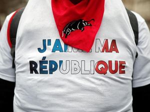 Saat 10 Ribu Demonstran Syal Merah Banjiri Paris