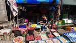 Ngeri! Penampakan Pasar di Pinggir Rel Kereta Api Thailand