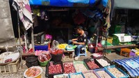 Di pasar ini, menjual berbagai kebutuhan seperti sayur-sayuran, buah sampai aneka suvenir (Shinta/detikTravel)