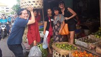 Dan...ayo belanja ke pasar tradisional, karena Sahabat2 yg kompak adalah yg ke pasar bareng 😁, tulis Tamara di keterangan foto. Nampak ada Chef Chandra ikut dalam petualangannya. Foto: Instagram tamarableszynskiofficial