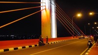 Jembatan tampak cerah dengan sinar lampu yang warnanya silih berganti (Kurnia/detikTravel)