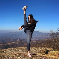 Video-video di akun Instagramnya sering menunjukkan dirinya menendang sesuatu dari atas kepala orang-orang. Banyak netizen yang kagum pada aksi bela diri yang dilakukan Sara. Foto: Instagram @saratkd7