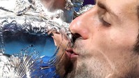 Ini menjadi titel Australia Terbuka ketujuh yang dimenangi Djokovic.  (REUTERS/Lucy Nicholson)