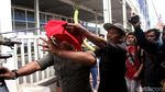 Aksi Satpol PP Tertibkan PKL Bandel di Tanah Abang