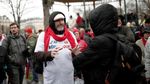 Saat 10 Ribu Demonstran Syal Merah Banjiri Paris