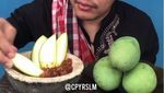 Serunya YouTuber Sunda yang Doyan Makan Pete dan Sarang Lebah