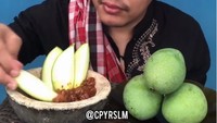 Mangga muda biasanya jadi makanan segar untuk ibu-ibu yang tengah hamil muda. Tapi si Aa juga ternyata doyan rujak mangga muda. Foto: instagram @cpyrslm