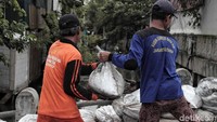 Wakil Wali Kota Jakarta Utara, Ali Maulana Hakim mengatakan Suku Dinas Sumber Daya Air (SDA) Jakarta Utara menyiapkan sebanyak 5.000 karung pasir yang di tiap kecamatan akan diberikan 1.000 karung pasir.