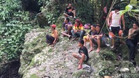 Para pengunjung Air Terjun Lakunnu. Jangan lupaa ya untuk menjaga alam sekitarnya, jangan merusak agar keindahan air terjun ini dapat terus dinikmati (Abdy Febriady/detikTravel)
