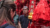 Beragam pernak-pernik yang dijual di kawasan Glodok pun memiliki harga yang beragam. Mulai dari Rp 5.000 hingga Rp 1.000.000 tergantung dari ukuran, bentuk dan proses pembuatannya.