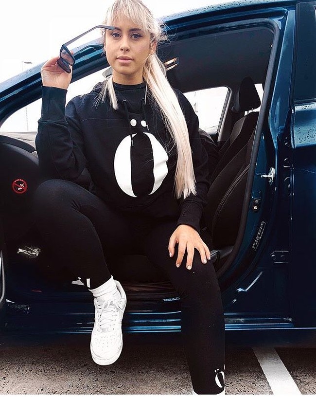 “Bertahun-tahun yang lalu saya membenci selulit saya. Saya sangat tidak aman tentang hal itu dan sebagai hasilnya saya menjadikannya prioritas utama saya untuk mengatasi apa yang oleh sebagian besar masyarakat dianggap sebagai ‘cacat, tidak sehat, tidak menarik’,” tulisnya. (Foto: Instagram/@ariellanyssa)