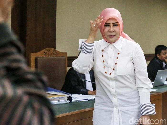 Istri mantan Sekretaris Mahkamah Agung (MA) Nurhadi, Tin Zuradia bersaksi di Pengadilan Tipikor Jakarta. Tin menceritakan alasannya mengambil sobekan dokumen perkara.