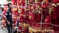 Kawasan yang juga dikenal sebagai daerah pecinan Jakarta ini setiap tahunnya tak selalu menjadi salah satu destinasi favorit untuk memburu beragam pernak-pernik menyambut Imlek.