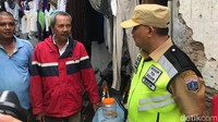 Zulkifli (berbaju biru) dan ayahnya (berbaju merah) sedang ditanya petugas.