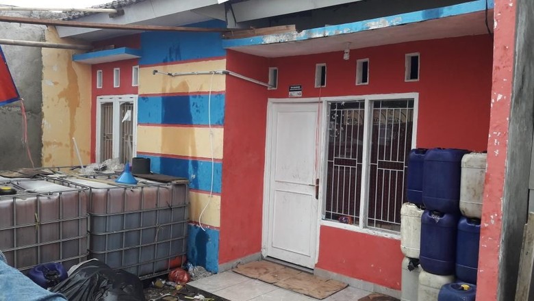 Warga Gerebek Rumah yang Jadi Pabrik Oli Oplosan di Bekasi Warga Gerebek Rumah yang Jadi Pabrik Oli Oplosan di Bekasi