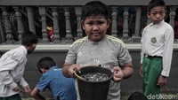 Anak-anak terlihat sangat antusias.