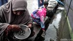 Pasca Banjir Rob, Warga Muara Angke Cari Ikan di Selokan