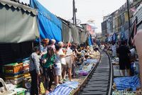 Turis yang minggir saat kereta hendak lewat (Shinta/detikTravel)