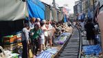Ngeri! Penampakan Pasar di Pinggir Rel Kereta Api Thailand