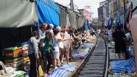 Inilah Maeklong Railway Market, sebuah pasar yang berada di pinggir rel kereta api di Samut Songkhram (Shinta/detikTravel)