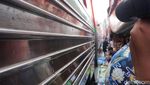 Ngeri! Penampakan Pasar di Pinggir Rel Kereta Api Thailand