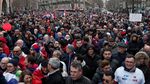 Saat 10 Ribu Demonstran Syal Merah Banjiri Paris