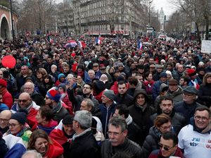Protes Rompi Kuning, 10 Ribu Demonstran Syal Merah Banjiri Paris