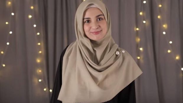 4 Tutorial Hijab Segi Empat Menutup Dada Ala Shireen Sungkar