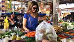 Gaya Kece Tamara Bleszynski Saat Blusukan ke Pasar Tradisional