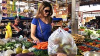 Di foto ini Tamara mengungkap kenapa ia hobi ke pasar. Selain suka makan di warung/warteg, aku juga hobby belanja di pasar tradisional, karena menurutku makanan yg enak dan bergizi, tentu bahan2nya harus segar, tulis mantan istri Mike Lewis ini. Foto: Instagram tamarableszynskiofficial