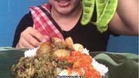 Aa ini selalu menampilkan wajah antusias ketika menyantap makanannya. Seperti saat makan nasi dengan sambal, jengkol dan pete. Foto: instagram @cpyrslm