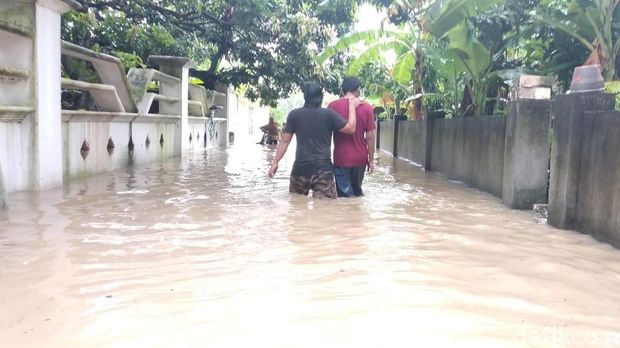 Sungai Suwuk Meluap, Warga Lamongan Dievakuai dengan Perahu Karet