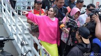 Ayu Ting Ting tampil cerah dengan baju pink dan rok berwarna terang. Foto: Noel/detikHOT