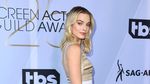 Margot Robbie Sang Ratu Karpet Merah