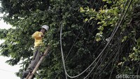 Salah satu lokasi kabel semrawut berada di depan Polsek Taman Sari, Jakarta Barat.