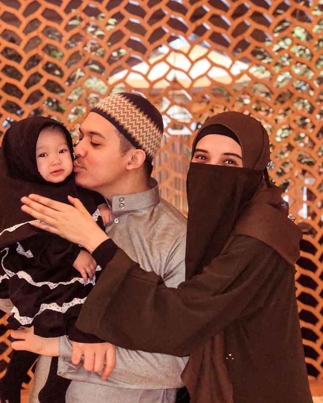 Di Instagram story-nya, Zaskia Sungkar sesekali melepas cadarnya. Memakai cadar saat umrah memang lazim dilakukan untuk melindungi diri dari hal-hal yang tidak diinginkan. Foto: Instagram/Zaskia Sungkar