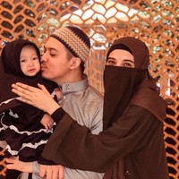 Di Instagram story-nya, Zaskia Sungkar sesekali melepas cadarnya. Memakai cadar saat umrah memang lazim dilakukan untuk melindungi diri dari hal-hal yang tidak diinginkan. Foto: Instagram/Zaskia Sungkar