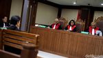 Wajah Lesu Merry Purba Saat Eksepsinya Ditolak Hakim