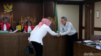 Tin menyalami Eddy Sindoro. Edy disebut sebagai mantan Presiden Komisaris Lippo Group yang didakwa menyuap mantan panitera Pengadilan Negeri Jakarta Pusat (PN Jakpus) Edy Nasution.