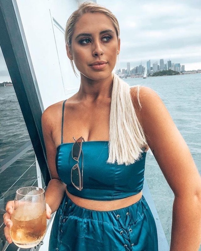 Selebgram Ariella Nyssa belum lama ini membagikan foto dirinya mengenakan bikini kepada 243 ribu lebih pengikut di Instagramnya dan menambahkan keterangan emosional mengenai mereka yang mengkritik penampilannya. (Foto: Instagram/@ariellanyssa)