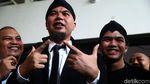 Senyum dan Pose Dua Jari Ahmad Dhani Hadapi Vonis