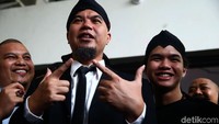 Dhani hadir didampingi kuasa hukum dan anak ketiganya bersama Maia Estianty, Abdul Qodir Jaelani atau akrab disapa Dul.