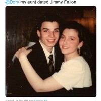 Selain ibu, banyak juga netizen yang baru mengetahui jika bibi mereka mengencani artis terkenal. Netizen ini mengungkap jika tantenya sempat berpacaran dengan Jimmy Fallon. Dari foto ini pun terungkap wajah manis presenter tersebut ketika muda. Foto: Twitter