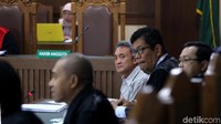 Eddy Sindoro mendengarkan keterangan para saksi.