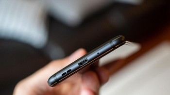 Pengisi dayanya masih melalui port micro USB, belum USB Type C. Dapur pacu ponsel ini diserahkan pada prosesor Mediatek Helio P22.  Foto: Android Central