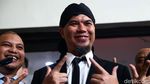 Senyum dan Pose Dua Jari Ahmad Dhani Hadapi Vonis